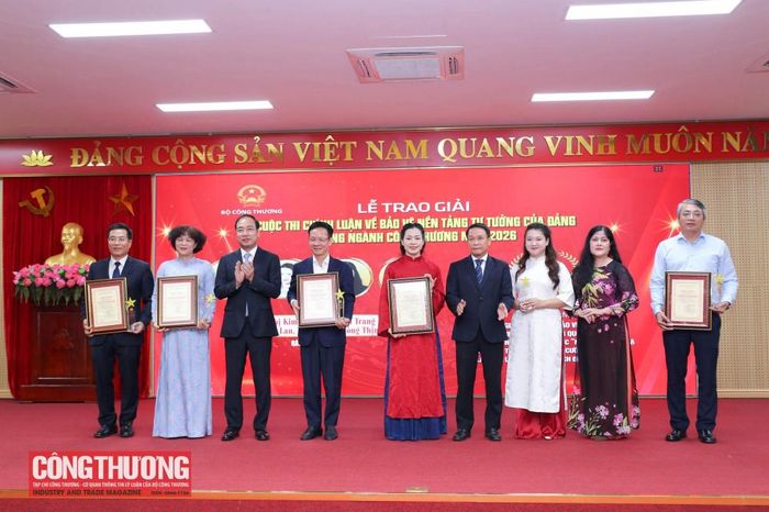 Ban Tổ chức trao giải cho tác giả/nhóm tác giả đoạt giải Chuyên đề