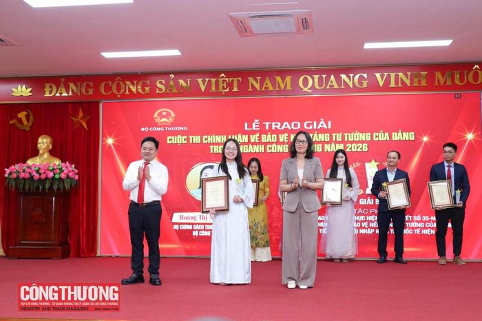 Ban Tổ chức trao giải cho tác giả đoạt giải Ba Cuộc thi
