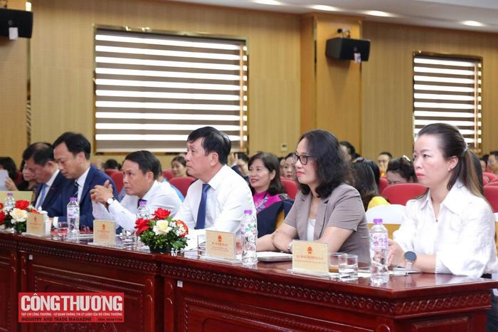 Các đại biểu tham dự buổi lễ