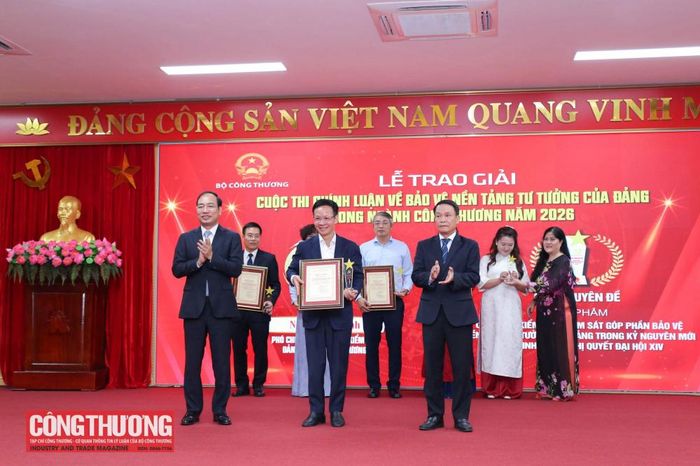 Ban Tổ chức trao giải cho tác giả đoạt giải Chuyên đề