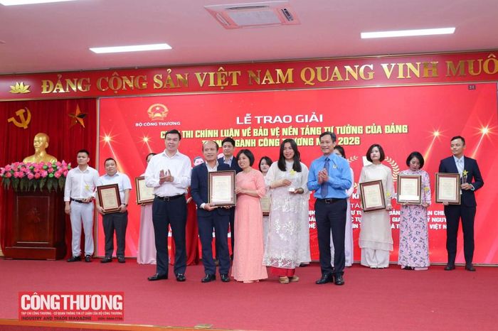 Ban Tổ chức trao giải cho tác giả đoạt giải Khuyến khích