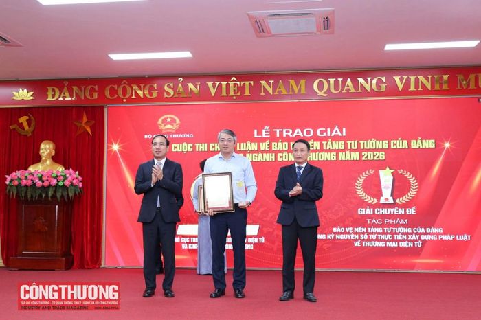 Ban Tổ chức trao giải cho tác giả đoạt giải Chuyên đề