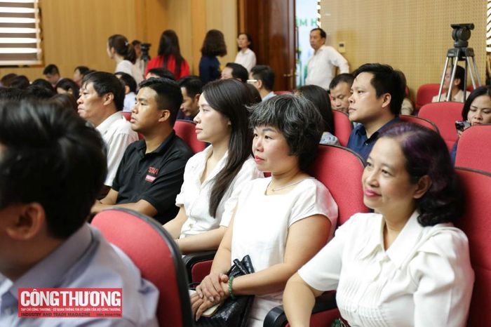 Các đại biểu tham dự buổi lễ