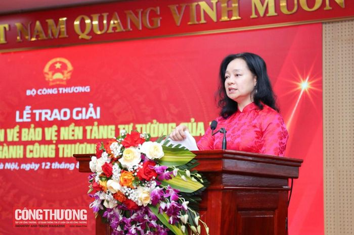 Bà Nguyễn Thị Lâm Giang, Cục trưởng Cục Đổi mới sáng tạo, Chuyển đổi xanh và Khuyến công (Bộ Công Thương) - tác giả đoạt giải Nhất cuộc thi phát biểu tại buổi lễ