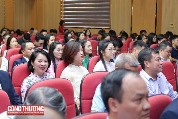 Các đại biểu tham dự buổi lễ