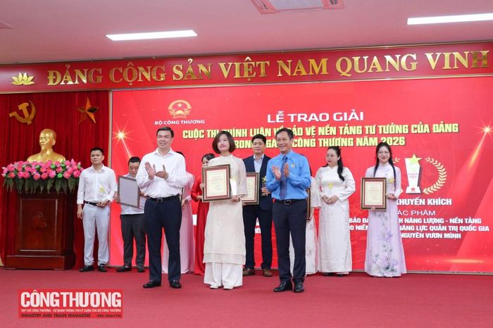 Ban Tổ chức trao giải cho tác giả đoạt giải Khuyến khích