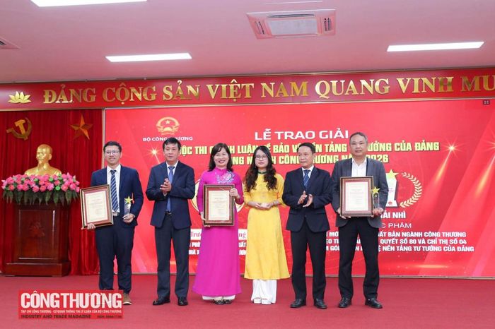 Ban Tổ chức trao giải cho tác giả/nhóm tác giả đoạt giải Nhì Cuộc thi