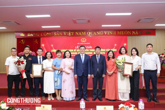 Đồng chí Nguyễn Sinh Nhật Tân, Phó Bí thư Thường trực Đảng ủy, Thứ trưởng Bộ Công Thương, Trưởng Ban tổ chức Cuộc thi và đồng chí Phan Văn Bản, Ủy viên Ban Thường vụ, Phó Bí thư Chuyên trách Đảng ủy Bộ Công Thương, Phó Trưởng ban Tổ chức Cuộc thi chụp hình lưu niệm với các đại biểu của Tạp chí Công Thương tại buổi lễ
