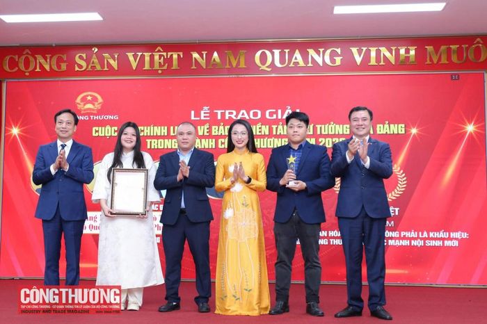 Ban Tổ chức trao giải cho nhóm tác giả đoạt giải Đặc biệt Cuộc thi