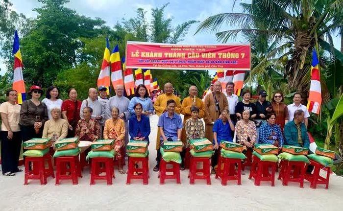 Tặng quà đến người dân trong lễ khánh thành cầu Viên Thông số 7 tại xã Phú Tâm, TP.Cần Thơ 