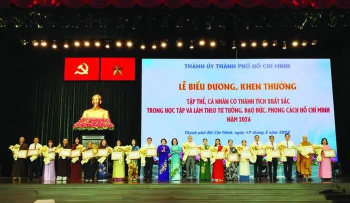 Đại đức Thích Minh Nghi vinh dự nhận Bằng khen của Chủ tịch UBND TP.HCM ghi nhận thành tích xuất sắc trong học tập và làm theo tư tưởng, đạo đức, phong cách Hồ Chí Minh