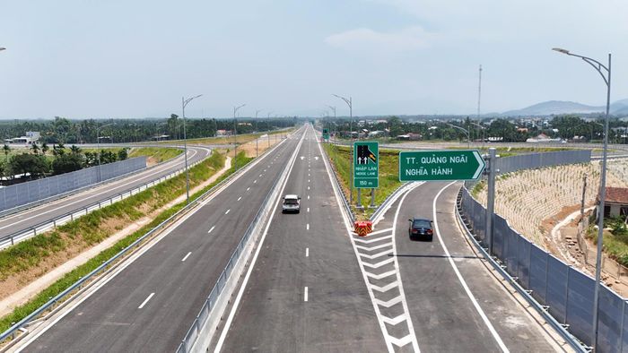 Cao tốc Quảng Ngãi – Hoài Nhơn (thuộc tuyến cao tốc Bắc - Nam phía Đông) đoạn qua khu vực thị trấn Quảng Ngãi và Nghĩa Hành, được đưa vào khai thác từ tháng 4 năm 2026.