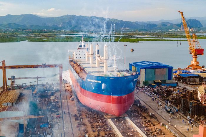 Công ty TNHH MTV Đóng tàu Hạ Long (thành viên Tổng công ty Công nghiệp tàu thủy - SBIC) hạ thủy tàu chở hàng rời hiện đại 45.000 tấn mang tên Trường Minh Dream 06 ngày 18/6/2026. Ảnh: Tạ Hải.