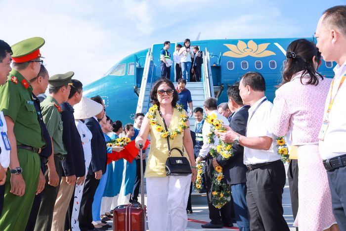 Khách du lịch đến Khánh Hòa được chào đón tại sân bay Cam Ranh.