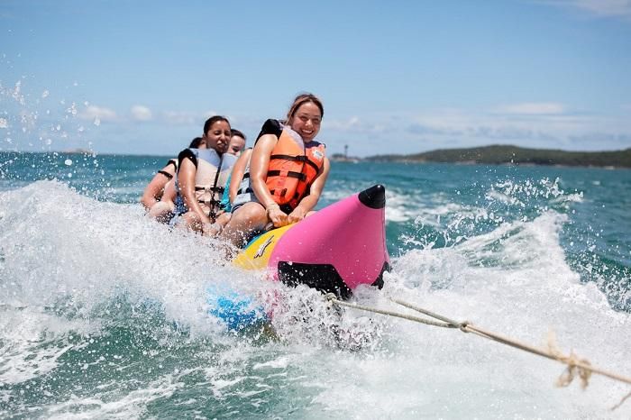 Du khách nước ngoài hứng thú với du lịch biển Nha Trang.