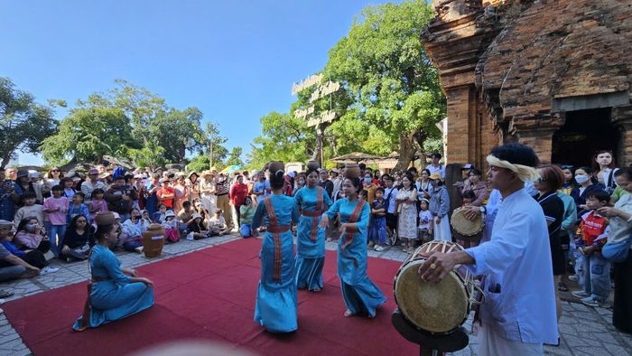 Các nghệ nhân Chăm trình diễn dưới chân Khu di tích Tháp Bà Ponagar.