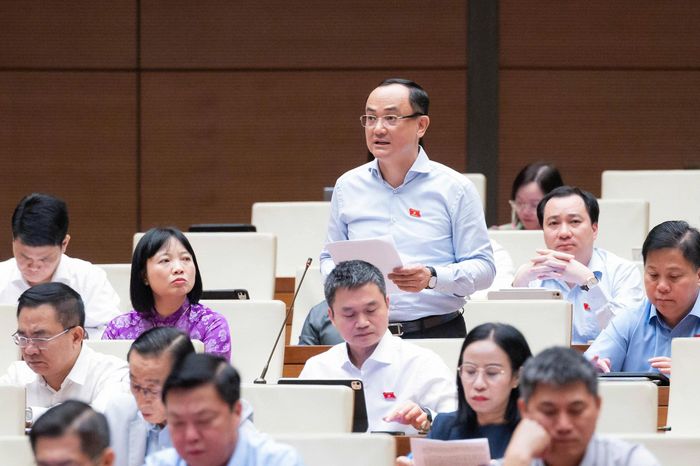 Đại biểu Tạ Thị Yên (đoàn Điện Biên) và đại biểu Nguyễn Ngọc Sơn (đoàn TP Hải Phòng). Ảnh: Media Quốc hội.