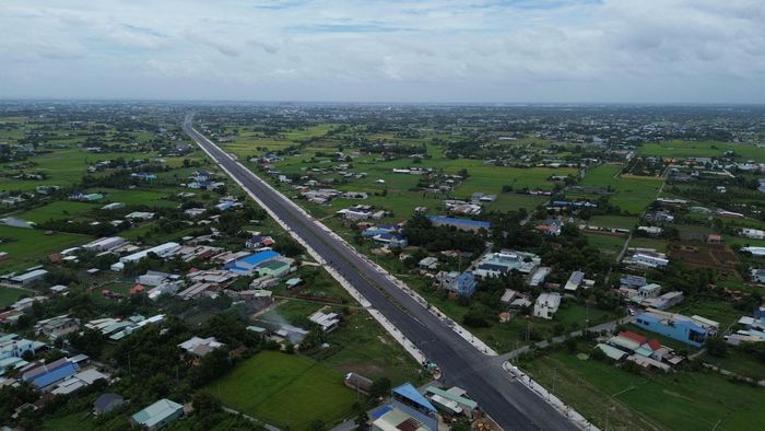 Dự án đường tỉnh 823D dài hơn 14km, khởi công cuối năm 2021, dự kiến thông xe vào cuối năm 2025. Sau hoàn thành sẽ kết nối khu vực tây bắc Tây Ninh với TP.HCM, kết nối đồng bộ với các tuyến huyết mạch khác như đường Hồ Chí Minh, quốc lộ N2, Vành đai 3 (đang thi công), Vành đai 4 (sắp triển khai) tạo đòn bẩy mới phát triển kinh tế, xã hội ở hai địa phương.