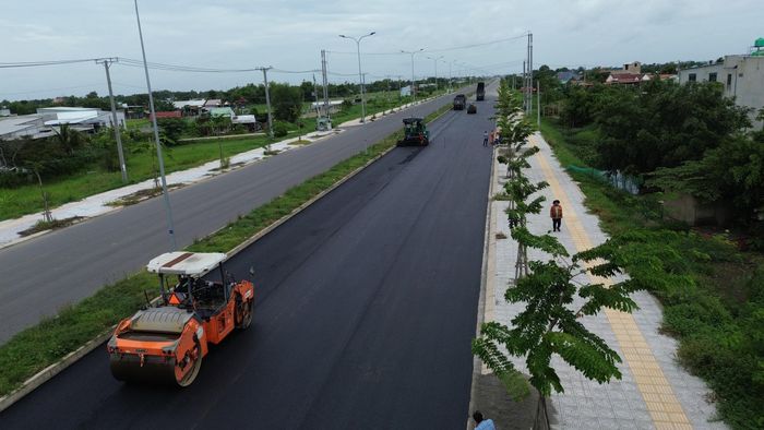 Điểm đầu tuyến tại nút giao Hậu Nghĩa, kết nối tuyến đường Hồ Chí Minh đang thi công. Điểm cuối tuyến dự kiến sẽ được nối dài, bắc qua kênh Thanh Niên đang chờ kết nối với đường Vành đai 3 - TP.HCM đang thi công, để hòa mạng lưới giao thông khu vực