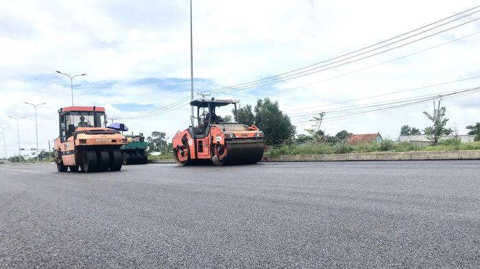 Cách nút giao quốc lộ N2 khoảng 500m (xã Hòa Khánh, tỉnh Tây Ninh) không khí thi công rất nhộn nhịp, nhà thầu đang triển khai thảm những mét nhựa cuối cùng.