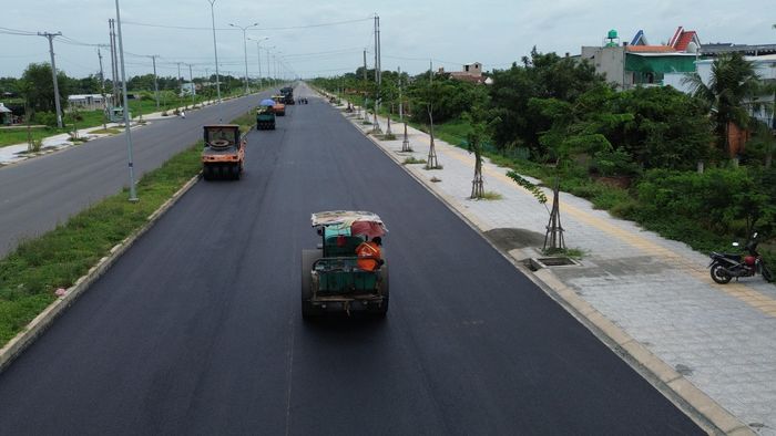 Theo ghi nhận của PV Báo Xây dựng sáng 12/8, trên công trường, nhà thầu đang tăng tốc thảm nhựa mặt đường để sớm thông xe, hoàn thiện các hạng mục vỉa hè, cây xanh, chiếu sáng.