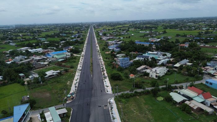 Kỹ sư Huỳnh Rin, Chỉ huy trưởng thi công (thuộc nhà thầu Trung Thành) cho biết, đơn vị phụ trách 5,8km đường, đến nay tiến độ đã đạt hơn 95% khối lượng. Nhà thầu đang triển khai thảm nhựa gần 1km cuối cùng.