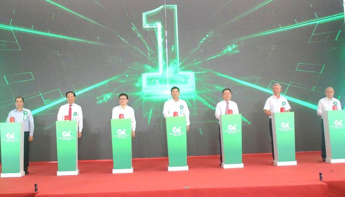 Các đại biểu thực hiện nghi thức khởi công dự án nhà máy nhiệt điện An Khánh - Bắc Giang.