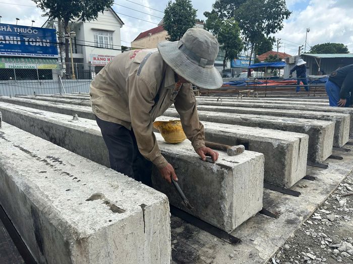 Tại một số khu vực, công nhân tập trung gia công, hàn thép, đúc bê tông và chuẩn bị mặt bằng phục vụ các bước thi công tiếp theo. Không khí tại công trường khá khẩn trương khi thời tiết đang bước vào mùa mưa. Những vị trí đã có mặt bằng, máy móc được đưa vào thi công liên tục, trong khi công nhân khẩn trương hoàn thiện các cấu kiện phục vụ công trình.