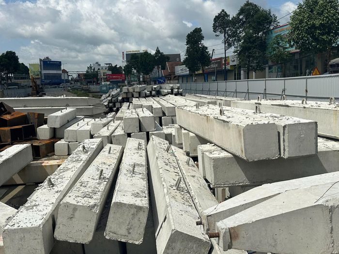 Trao đổi với phóng viên, anh Nguyễn Thế Chính, Phó Giám đốc Ban điều hành xây dựng hầm chui Ngã năm Phước Kiến cho biết, nhà thầu đang huy động công nhân gia công cốt thép, sản xuất cọc bê tông cốt thép để chuẩn bị bước ép cọc hầm hở và đang thi công ép cọc BTCT tại khu vực trạm bơm.