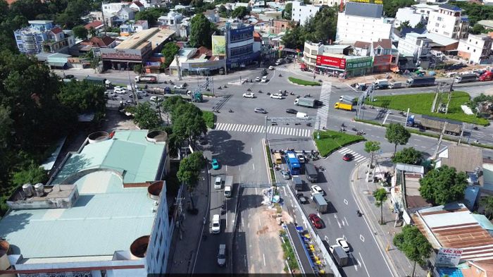 Ngã năm Phước Kiến từng được xem là một trong những nút giao phức tạp nhất của tỉnh Bình Dương trước khi sáp nhập. Khu vực này tập trung đông dân cư, đồng thời là điểm giao cắt của nhiều tuyến đường có lưu lượng phương tiện lớn. 