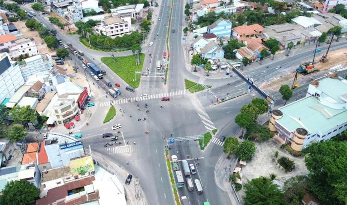 "Nhà thầu đang tập trung nhân lực, máy móc để triển khai những phần việc có thể thực hiện được, đồng thời chuẩn bị cho bước ép cọc tại khu vực hầm hở và đẩy nhanh công tác thi công kết cấu hầm hở. Tuy nhiên, do còn vướng mặt bằng, nhất là hệ thống hạ tầng kỹ thuật, nên tiến độ chưa đạt như kỳ vọng", anh Chính cho biết.
