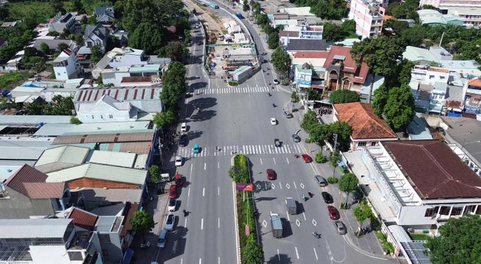 Dự án được phê duyệt với tổng mức đầu tư 1.050 tỷ đồng, gồm xây dựng hầm bê tông cốt thép có tĩnh không 5m, vận tốc thiết kế 40km/h. Hầm chui có chiều dài khoảng 630m, trong đó đường vào hầm dài 230m, quy mô 4 làn xe, phần hầm kín rộng 22,4m. Dự án còn đầu tư hệ thống thoát nước mưa, nước thải, cấp nước, cây xanh, camera quan sát và hệ thống chiếu sáng.