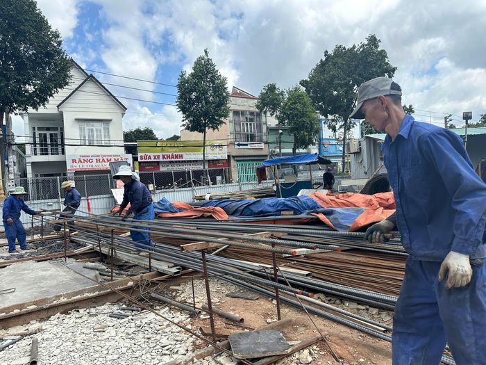 Ngày 12/8, ghi nhận tại công trường xây dựng hầm chui Ngã năm Phước Kiến, nhiều máy móc, thiết bị và nhân công đang được nhà thầu huy động để triển khai các hạng mục.