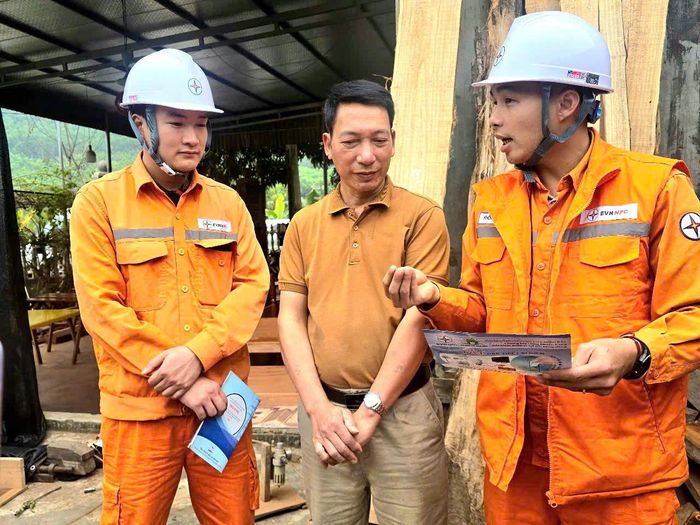 EVN mong người dân chung tay tiết kiệm điện, hạn chế sử dụng đồng thời nhiều thiết bị điện có công suất lớn trong giờ cao điểm (Ảnh: Hồng Hạnh).