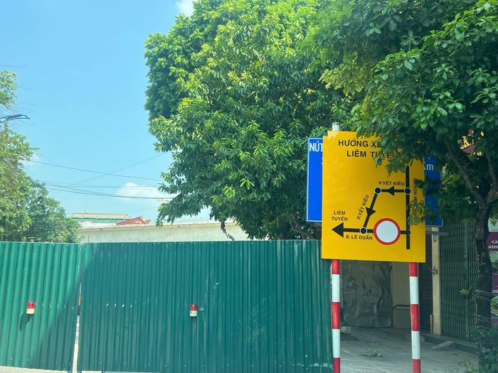 Hệ thống biển báo phân luồng cho các phương tiện đảm ATGT khi thi công dự án đã được triển khai.