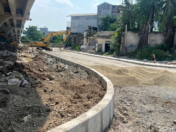 Nhà thầu tăng cường nguồn lực thi công diễn ra trong bối cảnh dự án đã được gia hạn tiến độ và đang đứng trước yêu cầu phải hoàn thành phần xây lắp trong tháng 9/2026.