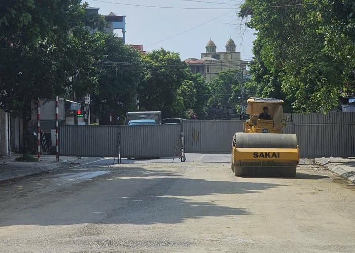 Nhà thầu đã tập trung máy móc để thi công, dự kiến ngày 15/8/2026 sẽ tiến hành thảm bê tông nhựa toàn bộ phần đường gom phía đường Lê Duẩn.
