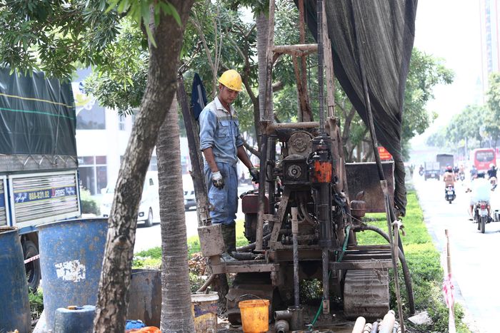 Sở Xây dựng Hà Nội vừa cấp phép cho Ban Quản lý dự án đầu tư xây dựng công trình giao thông thành phố Hà Nội triển khai hạng mục khoan khảo sát địa chất trên đường Lê Trọng Tấn và đường Văn Khê. Đây là bước chuẩn bị phục vụ thiết kế bản vẽ thi công dự án đầu tư xây dựng cầu vượt nút giao đường Lê Trọng Tấn, Hà Đông - Quốc lộ 6.