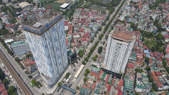 Theo phương án được UBND TP Hà Nội phê duyệt tại Quyết định số 2330/QĐ-UBND ngày 5/5/2026, cầu vượt sẽ được xây dựng theo hướng trực thông trên trục Lê Trọng Tấn - Văn Khê, vượt qua quốc lộ 6 và tuyến đường sắt đô thị Cát Linh - Hà Đông. Dự án do Ban Quản lý dự án đầu tư xây dựng công trình giao thông TP Hà Nội làm chủ đầu tư (Trong ảnh là hiện trạng vị trí sẽ xây dựng cầu vượt). 