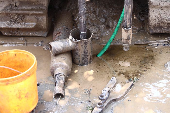 Theo giấy phép được cấp, tổng cộng 16 lỗ khoan khảo sát địa chất được thực hiện tại khu vực đường Lê Trọng Tấn và đường Văn Khê. Trên đường Lê Trọng Tấn, đơn vị thi công thực hiện 7 lỗ khoan nằm giữa dải phân cách, đoạn từ ngõ 9 đến ngõ 2; thêm một lỗ khoan tại khu vực dải phân cách bị thu hẹp, đối diện số 4 đường Lê Trọng Tấn (Trong ảnh công nhân đang triển khai máy móc, thiết bị khoan xuống lòng đường để lấy mẫu, thu thập các thông số địa chất).