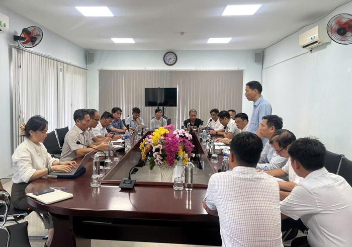 Các bên tổ chức họp trao đổi, phân tích những khó khăn, bất cập trong công tác quản lý cũng như hoạt động của phương tiện trên tuyến.
