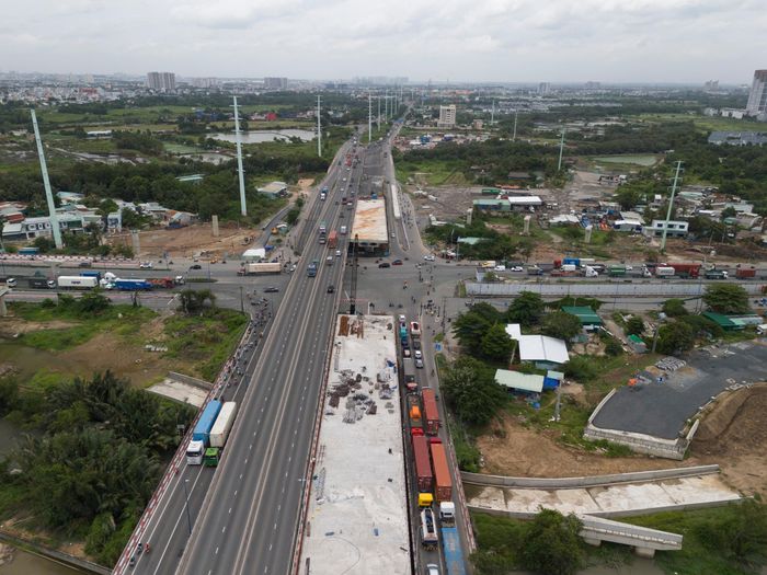 Các nhà thầu đang triển khai thi công các hạng mục còn lại, gồm hầm chui Nguyễn Thị Định, các tuyến đường hai bên rạch Mỹ Thủy, cầu Kỳ Hà 3, cầu Kỳ Hà 4 và cầu vượt Vành đai 2. Chủ đầu tư đang phối hợp với các đơn vị liên quan bám sát tiến độ từng hạng mục, phấn đấu hoàn thành theo kế hoạch, đưa công trình vào khai thác, phục vụ nhu cầu đi lại và vận tải khu Đông TP.HCM.