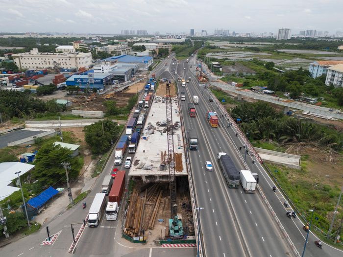 UBND TP.HCM giao Sở Nông nghiệp và Môi trường chịu trách nhiệm về cơ sở pháp lý, tính chính xác và đầy đủ của hồ sơ thẩm định, trình điều chỉnh dự án theo đúng quy định. Sở cũng chủ trì theo dõi, đôn đốc các cơ quan, đơn vị liên quan triển khai thực hiện, bảo đảm hoàn thành dự án theo tiến độ mới và không tiếp tục đề xuất gia hạn thời gian thực hiện.