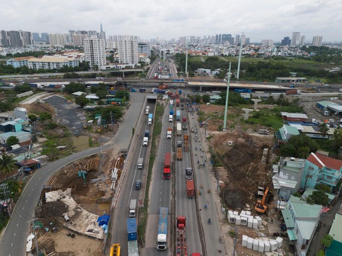 Việc điều chỉnh nhằm tạo điều kiện hoàn tất công tác bồi thường, giải phóng mặt bằng, tái định cư và triển khai các thủ tục liên quan, bảo đảm tiến độ thực hiện dự án. Các nội dung khác của quyết định phê duyệt dự án ban hành năm 2023 tiếp tục được giữ nguyên.