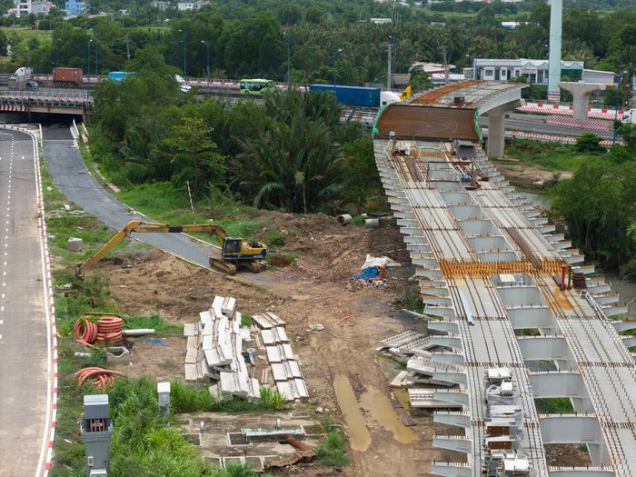 Theo ghi nhận của phóng viên Báo Xây dựng ngày 12/8, tại nhiều khu vực thuộc nút giao Mỹ Thủy, các đơn vị vẫn duy trì thi công, công nhân được bố trí làm việc trên công trường. Nhiều hạng mục đang được tiếp tục triển khai.