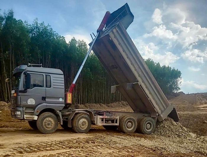 Nhiều vị trí xe máy thiết bị đã bắt đầu đào đắp đất.
