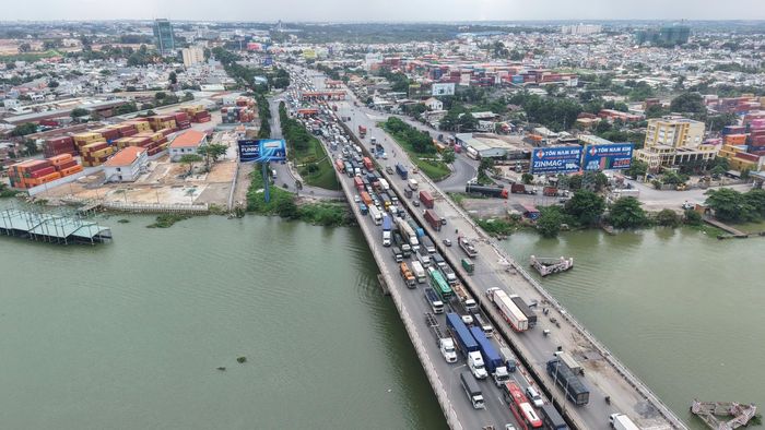 Lưu lượng phương tiện qua khu vực đông đúc.