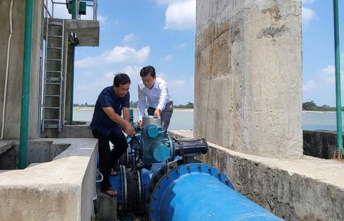 Cống điều tiết nguồn nước trang bị tại hồ.