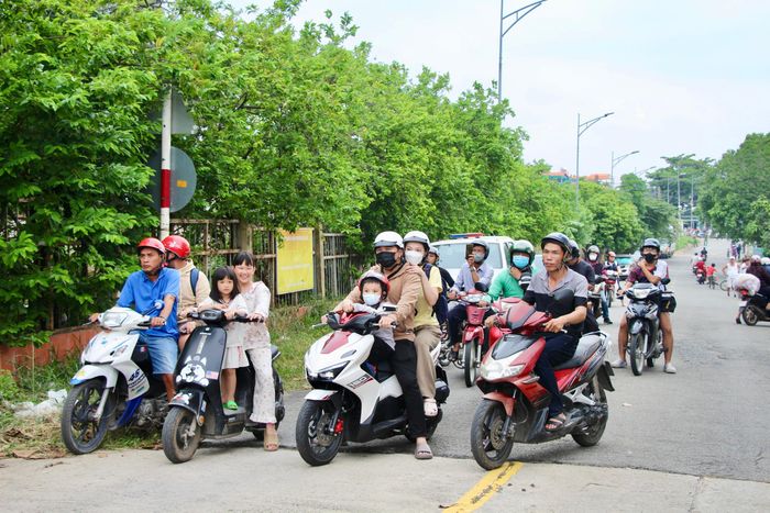 Người dân đứng chờ qua cầu Ghềnh.