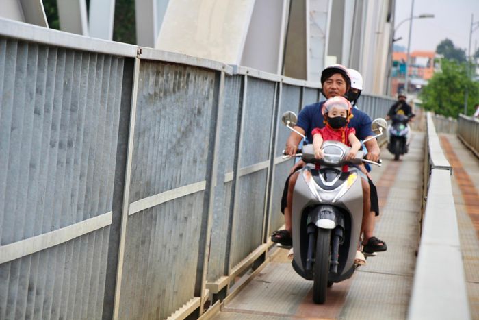 Người dân phấn khởi vừa qua cầu vừa nói lời cảm ơn đến lực lượng sửa chữa, địa phương.